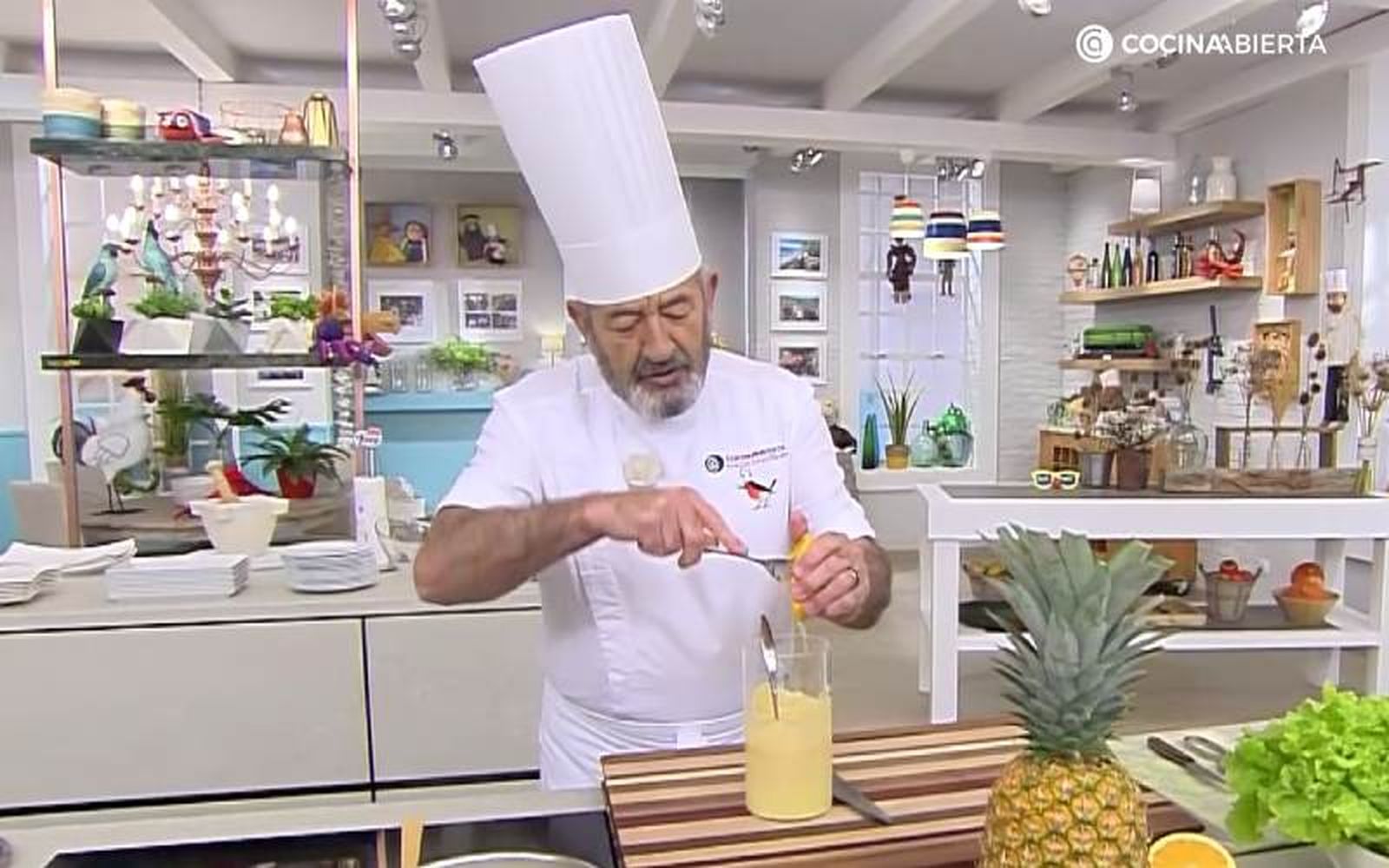 Echa el zumo de 1/3 de naranja para aligerar la salsa rosa