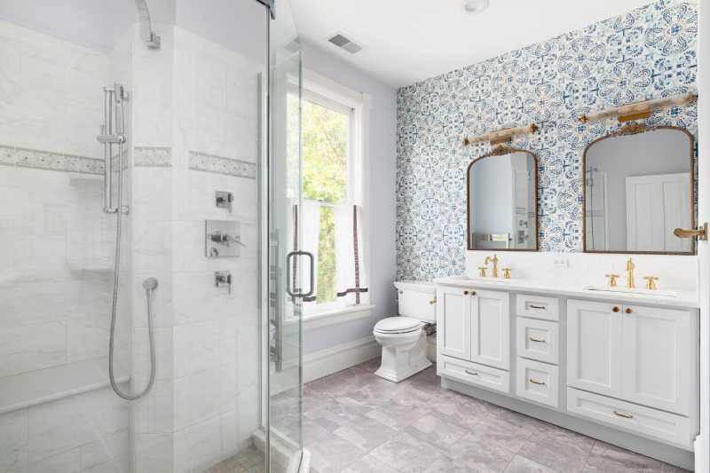 Cuarto de baño tipo spa decorado en blanco con detalles sencillos.