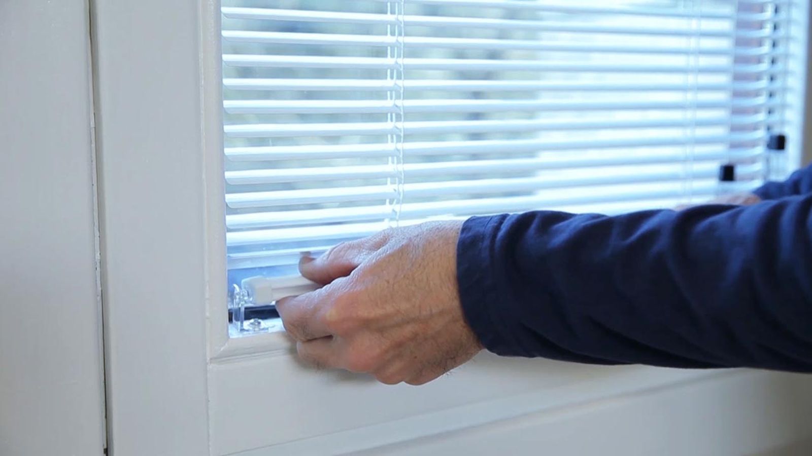 Colocar veneciana en ventana oscilobatiente paso 8