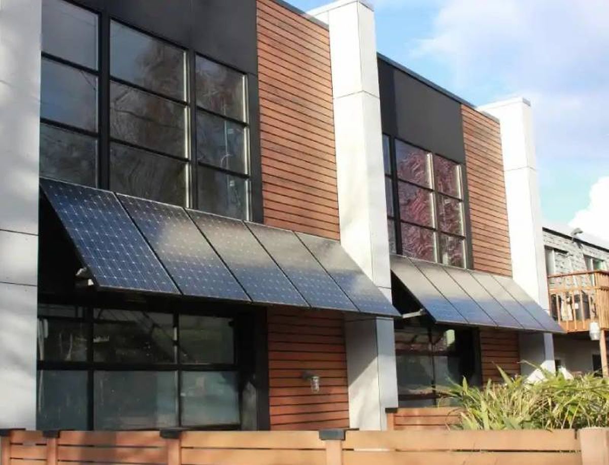 Casa entre medianeras con paneles solares.
