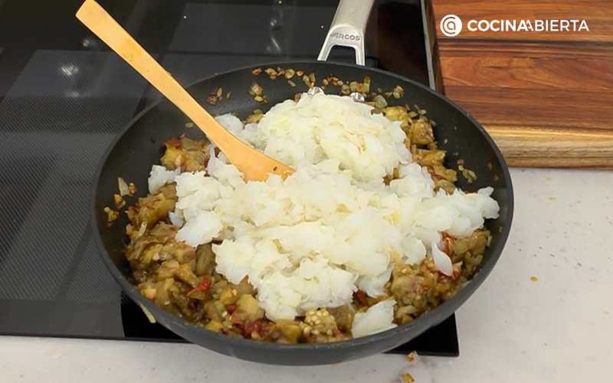 Incorpora el bacalao desmigado