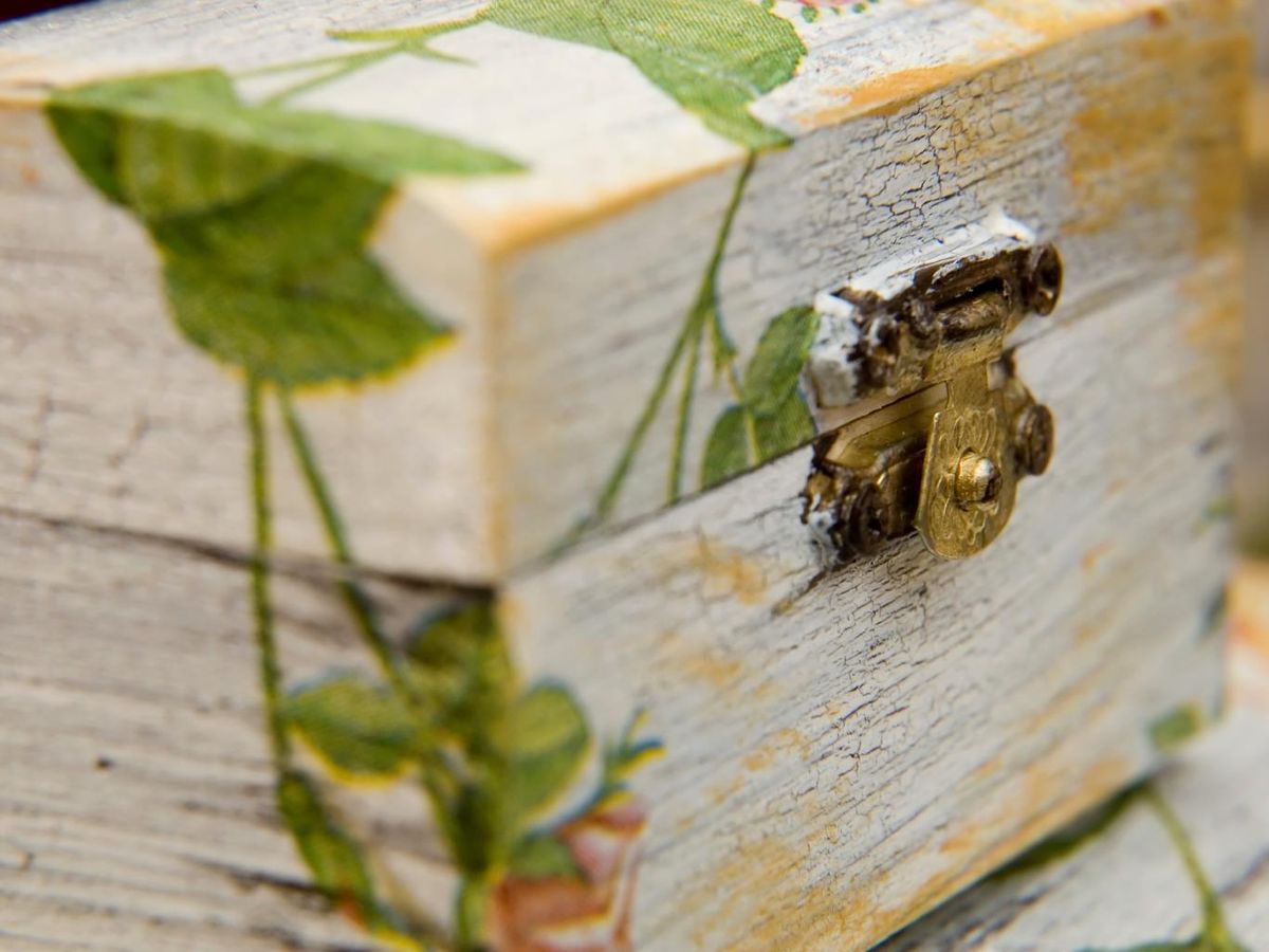 Caja de madera vintage con decoupage floral.