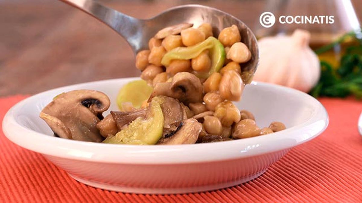 Receta de garbanzos salteados con calabacín y champiñones   paso 6