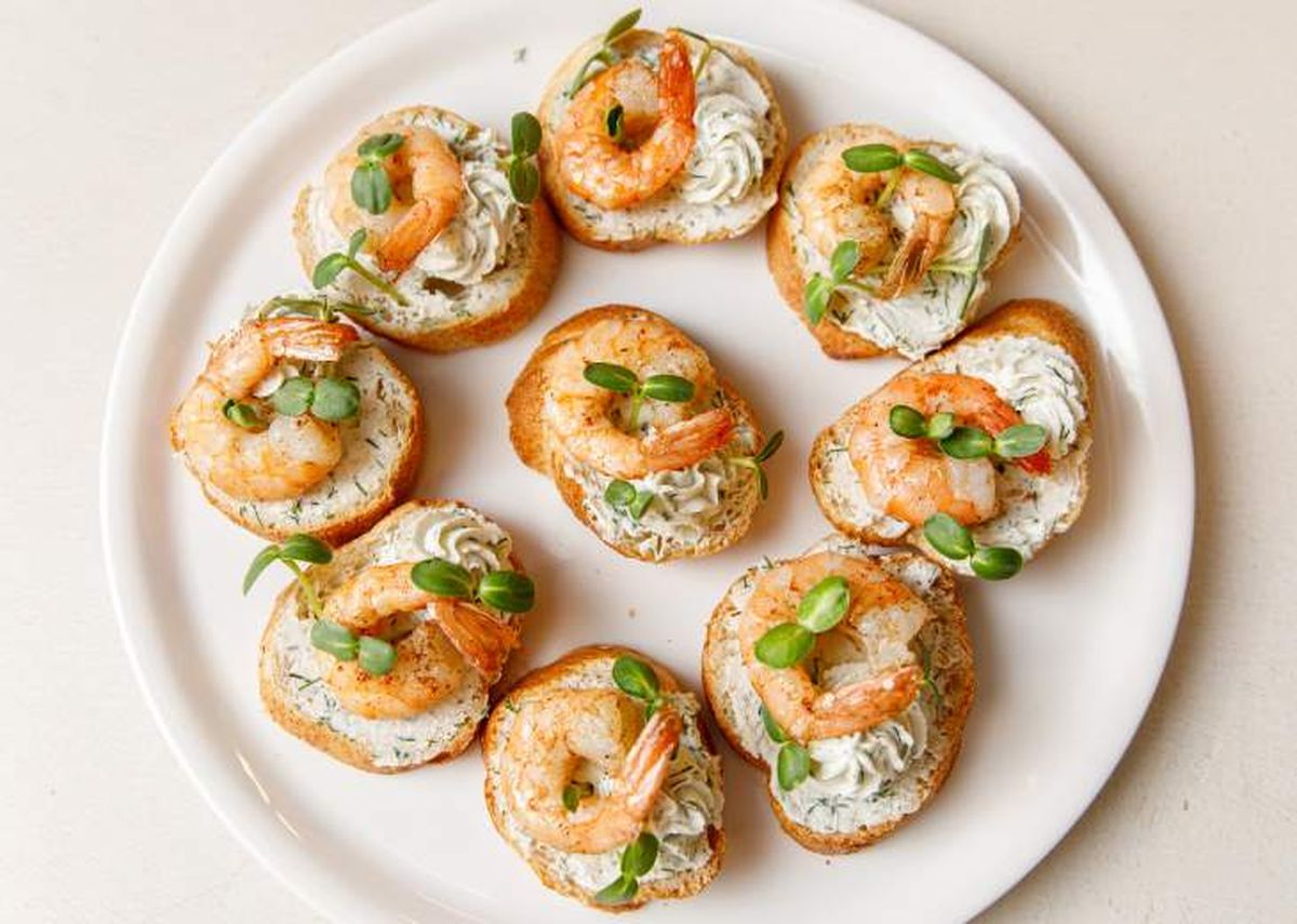 tostadas con queso mascarpone hierbas y gambas a la plancha