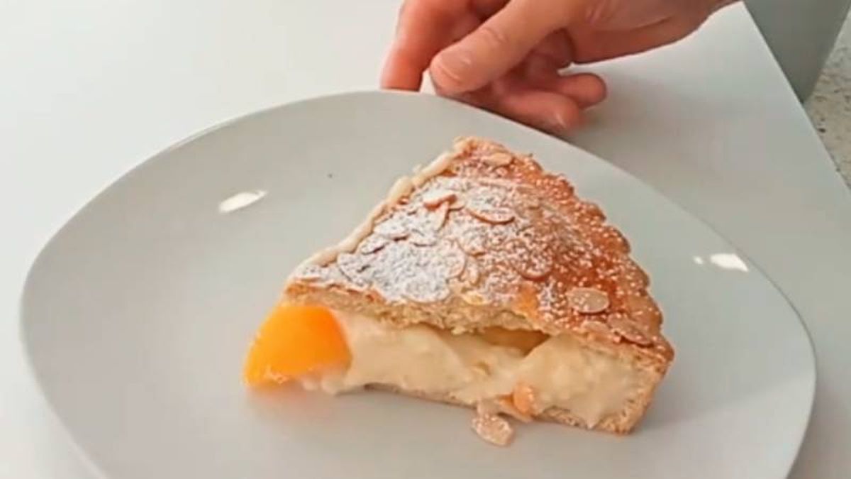 Sirve la tarta de melocotón y crema pastelera