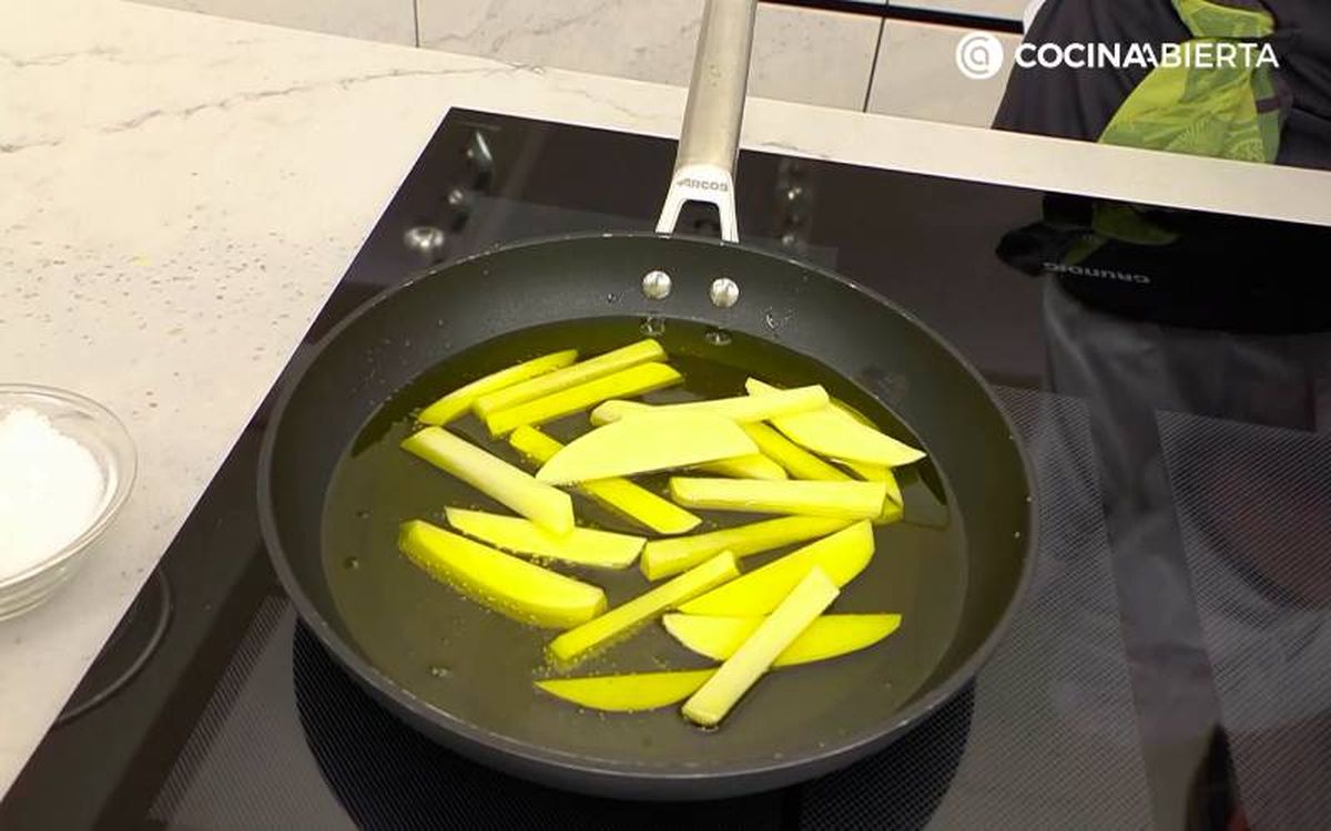 Elaboración de la receta de solomillo de cerdo con salsa Café de París - Freír las patatas
