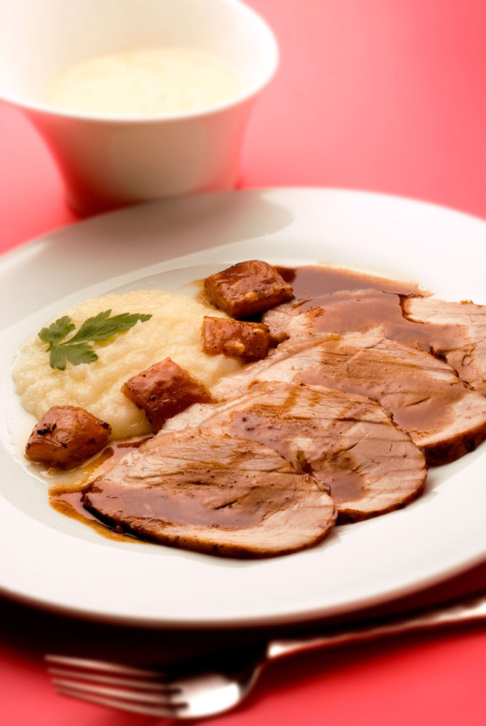 Jamón fresco asado con puré de nabos