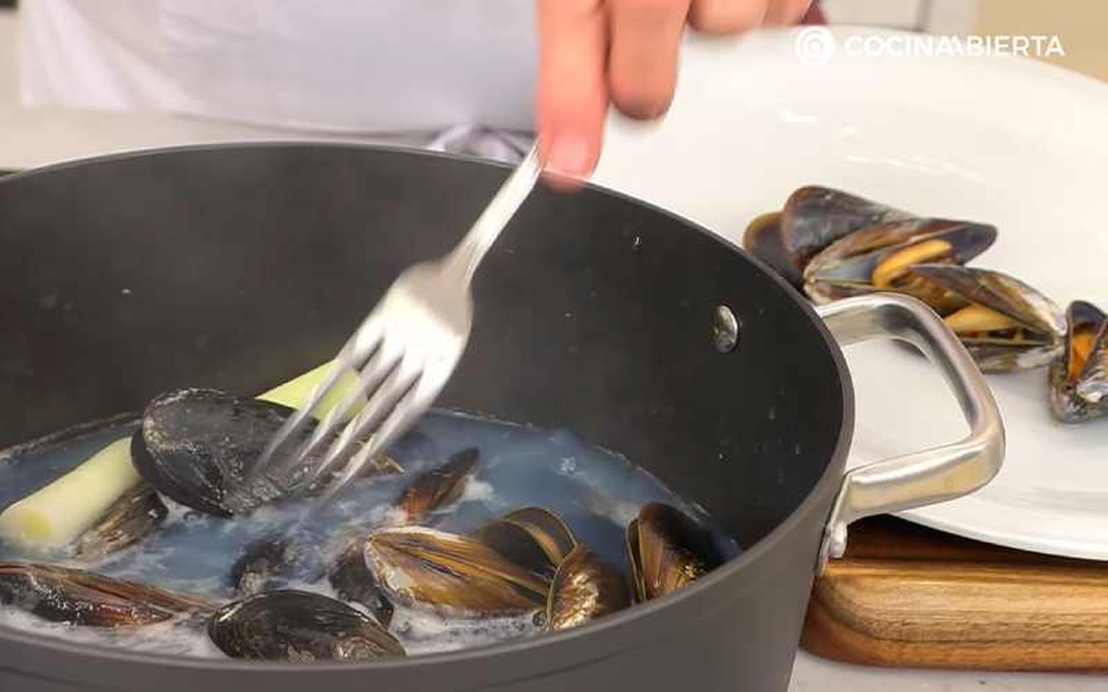 Cuando los mejillones se vayan abriendo, retíralos a una fuente