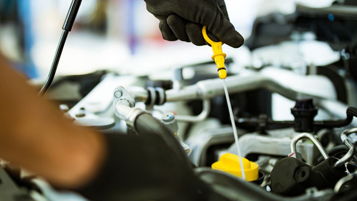 Revisar el coche antes de salir de viaje, medir el aceite del coche
