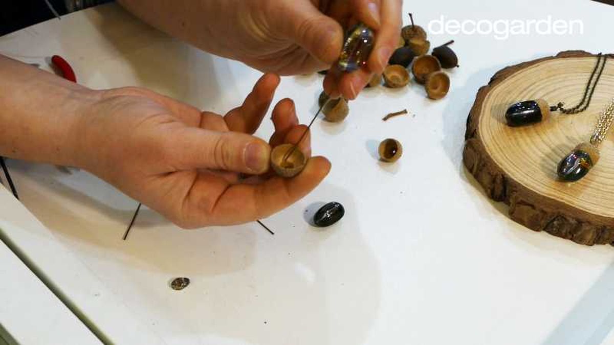 Segundo paso para hacer un collar de bellotas.