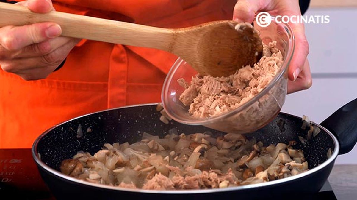 Receta de pastel de atún, champiñones y puré de patata al horno   paso 3
