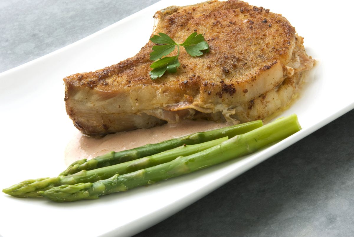 Chuleta de cerdo con salsa de paté y espárragos