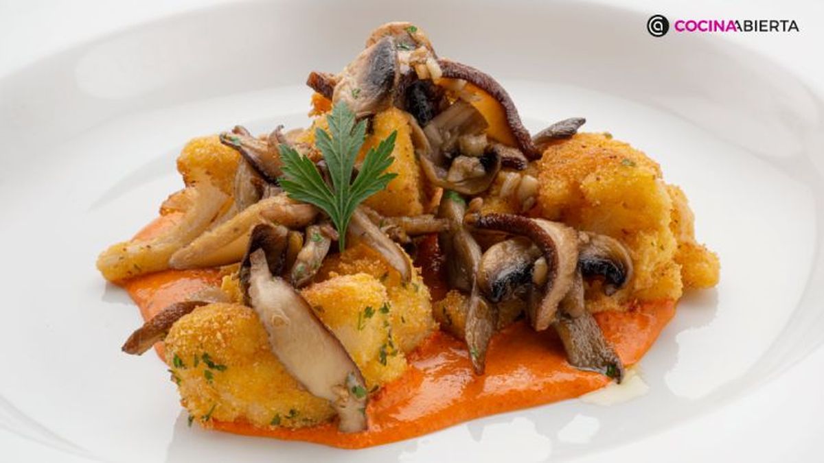 Coliflor empanada con setas salteadas y crema de pimientos del piquillo
