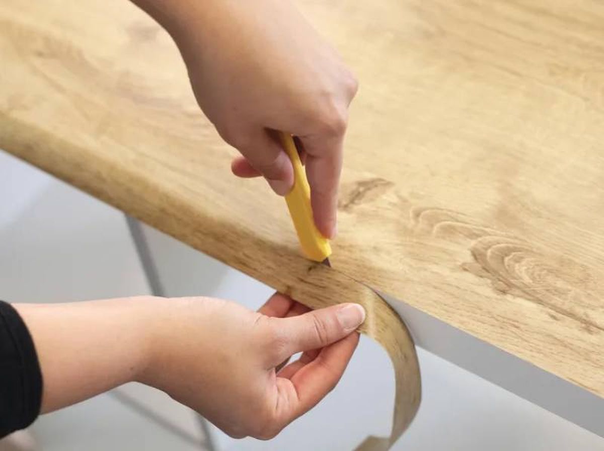 Vinilo adhesivo de efecto madera para la encimera.