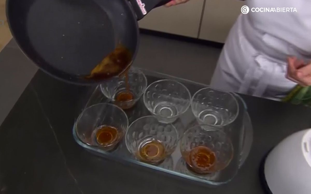 Vierte el caramelo en el fondo de los moldes