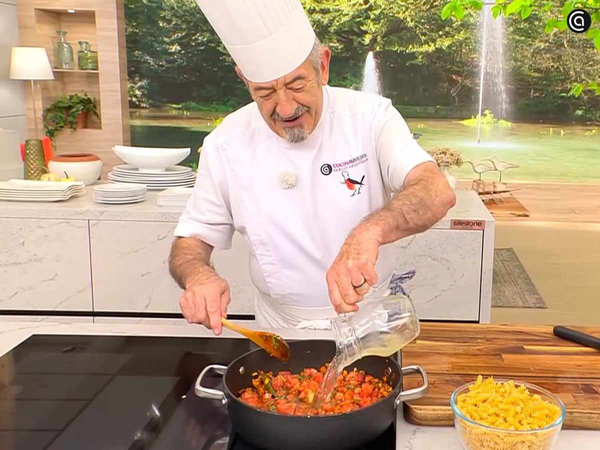 Añade las zanahorias, la albahaca y el caldo de verduras