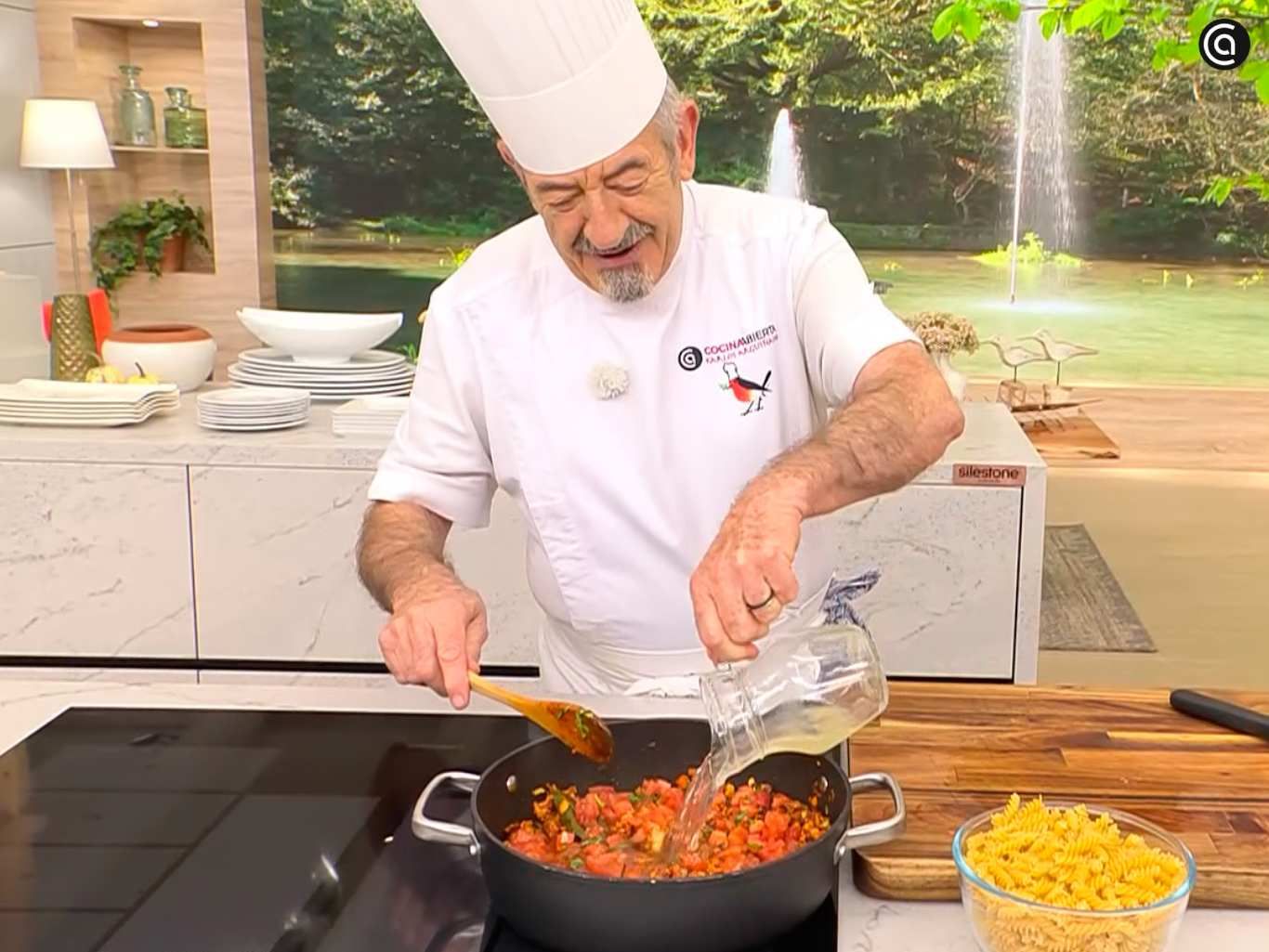 Añade las zanahorias, la albahaca y el caldo de verduras