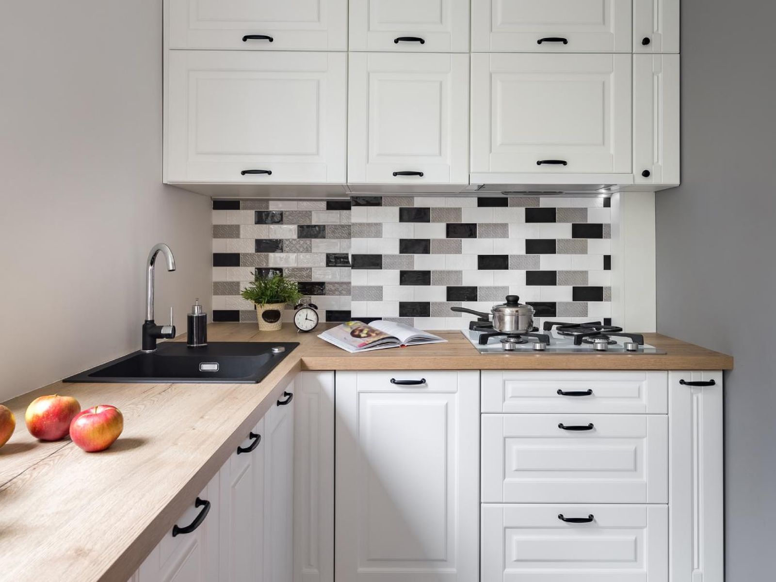 Cocina con encimera de madera.