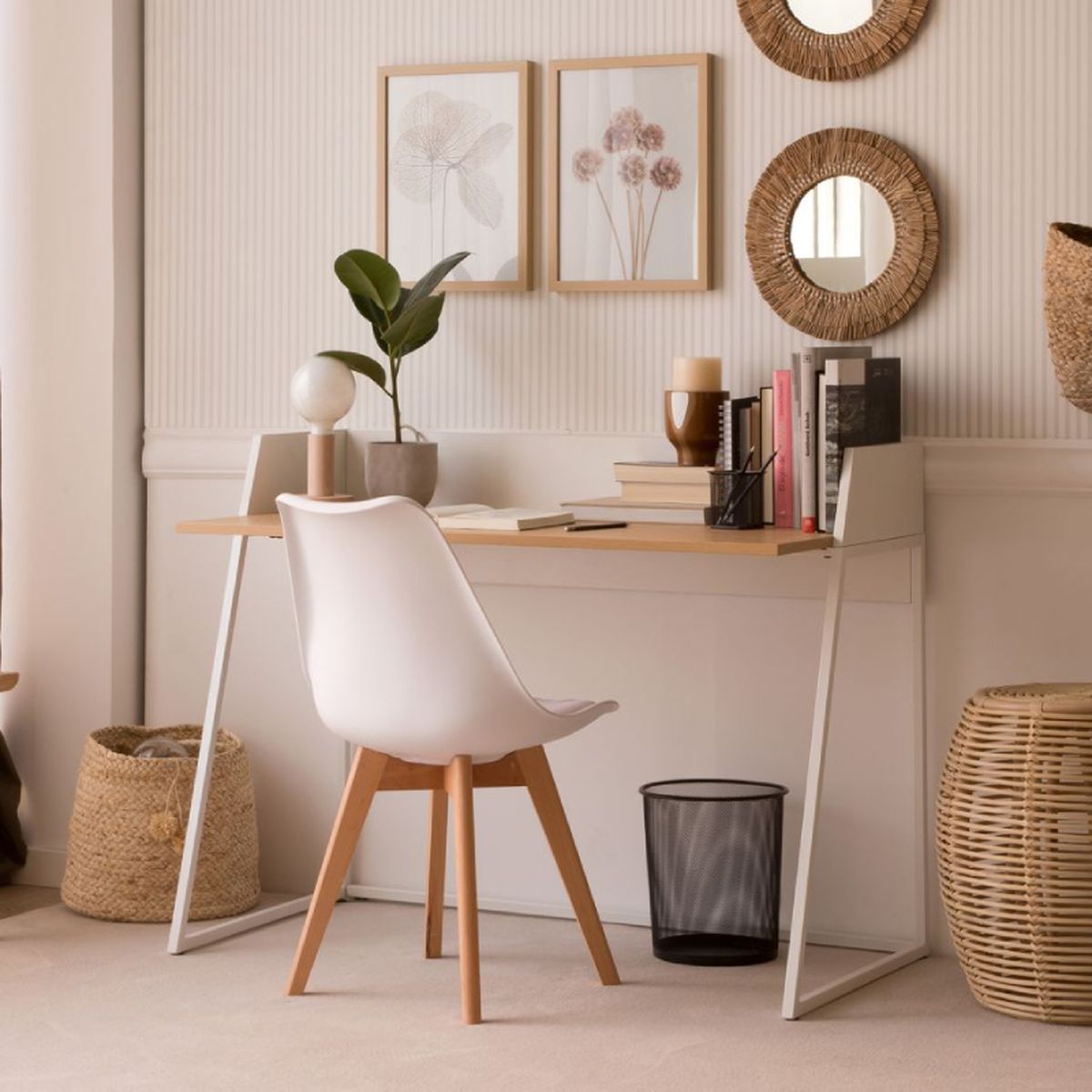 Habitación juvenil con escritorio frente a una pared decorada.