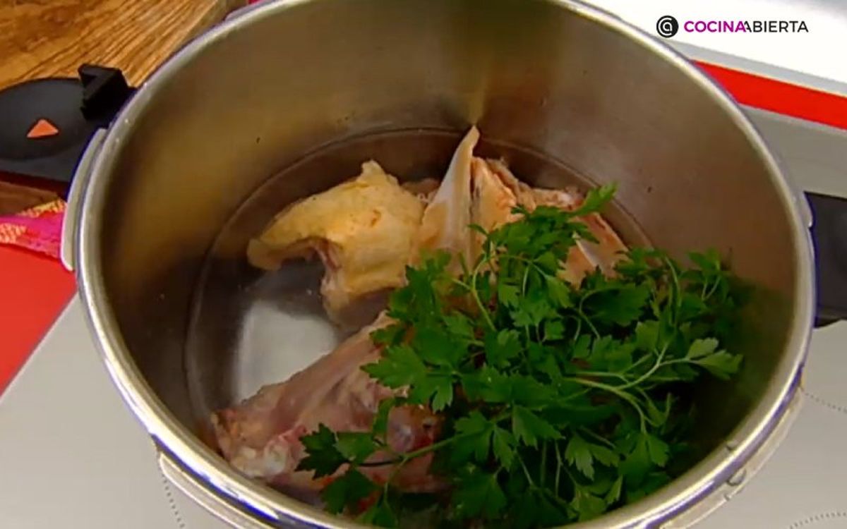 Arguiñano incorpora esqueletos de pollo al caldo para darle más sabor