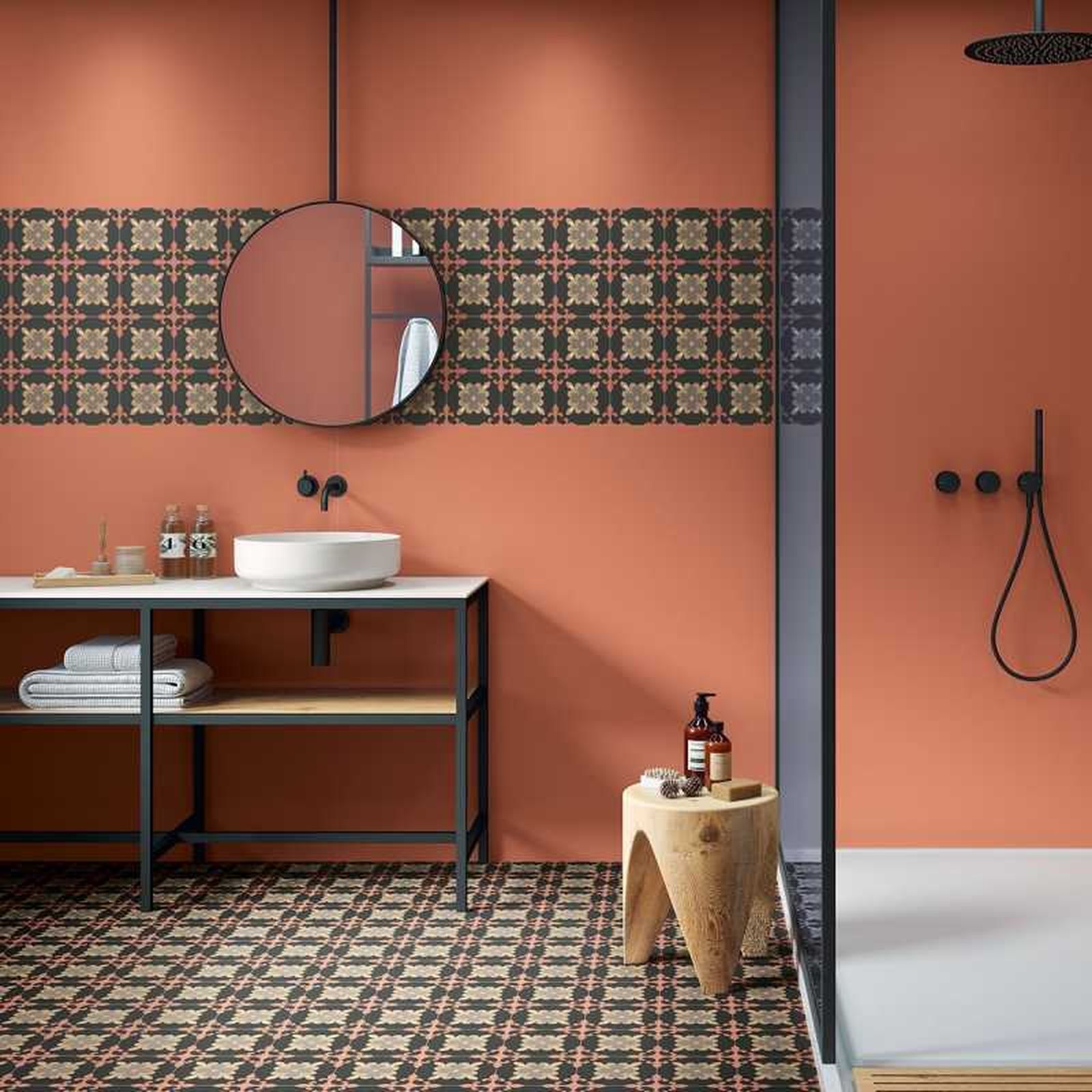 Baño salmón con suelo y gresa de mosaicos.