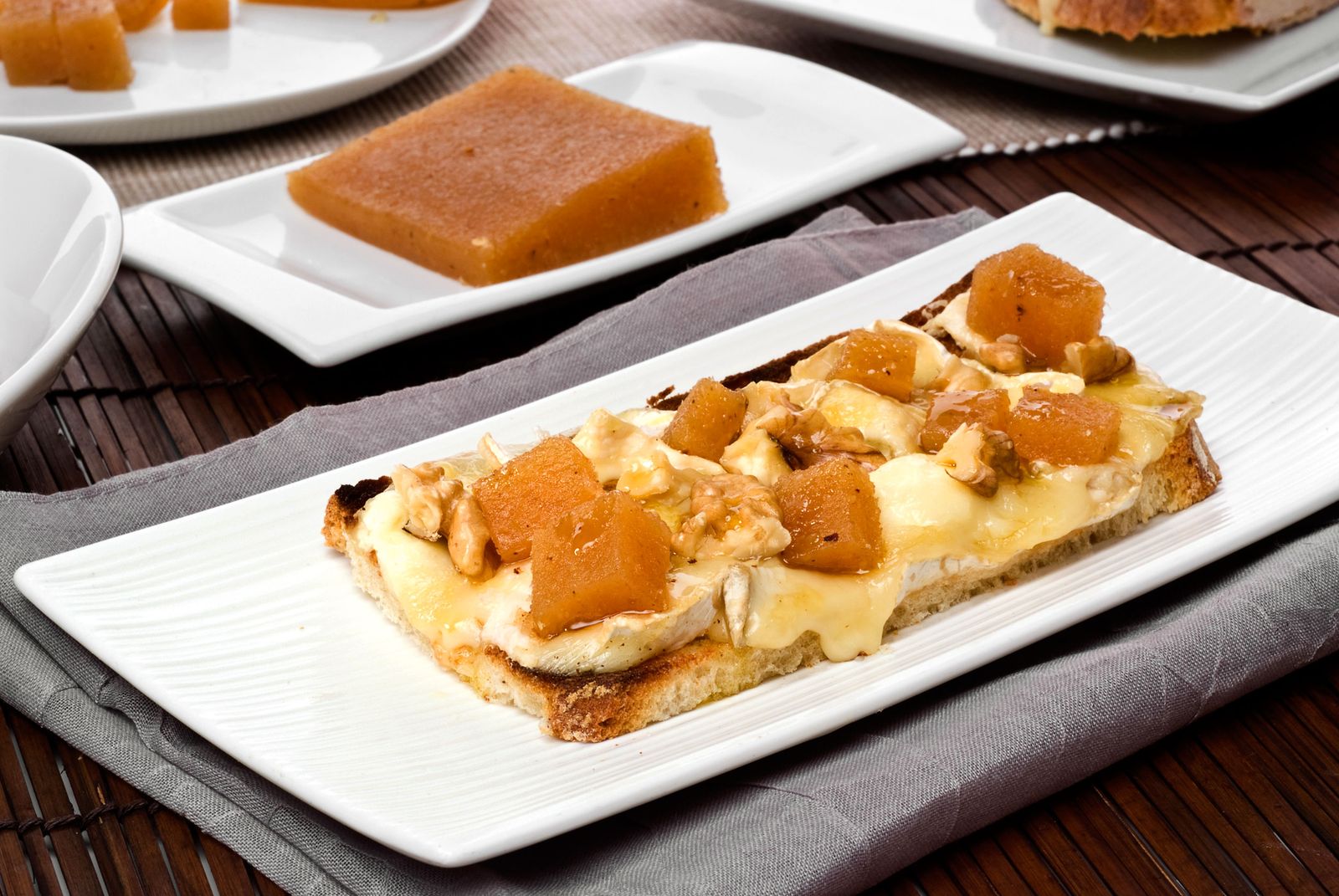 Tosta de queso de cabra con nueces y membrillo