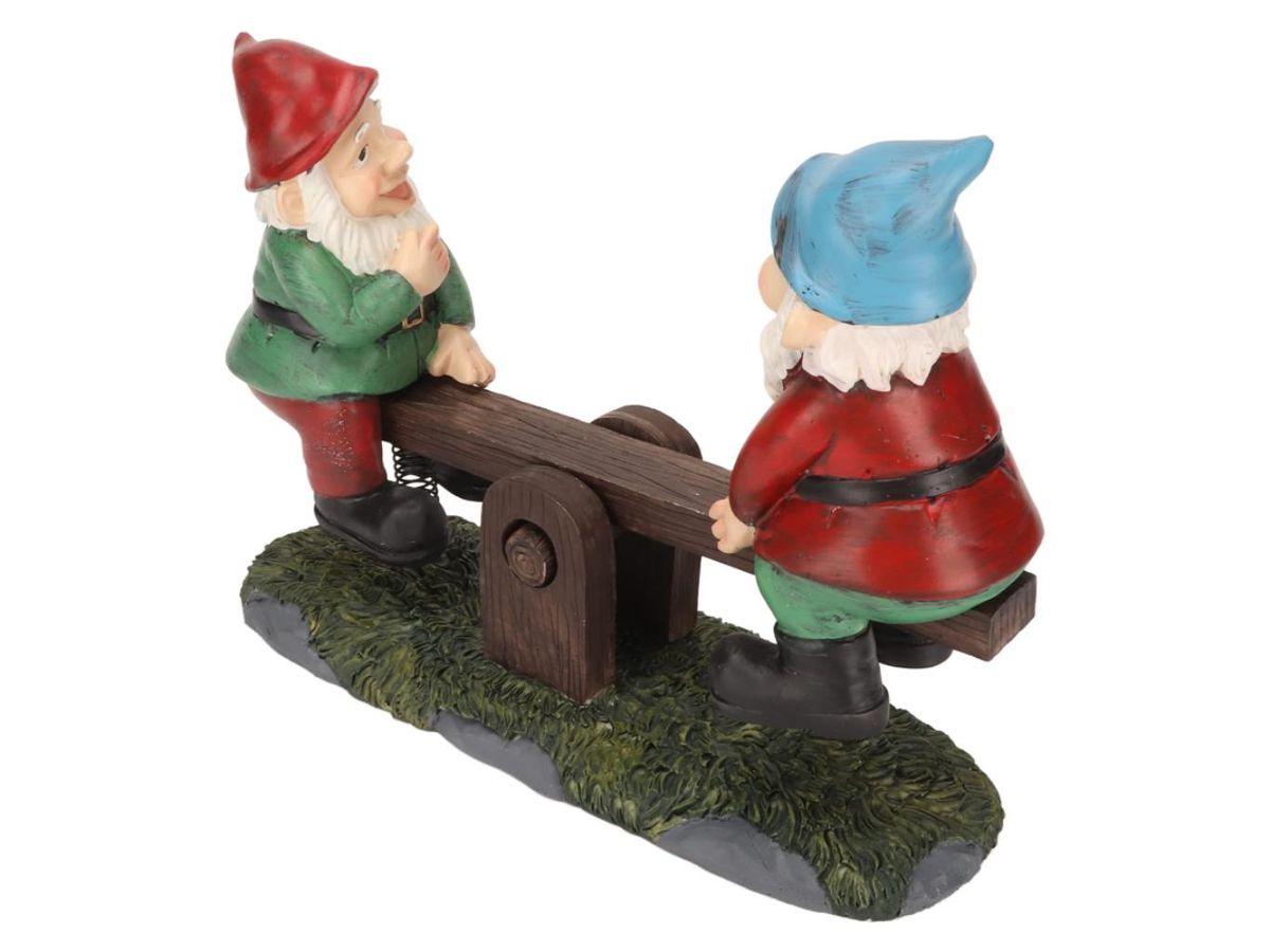 Figurita de gnomos de jardín en subeybaja.