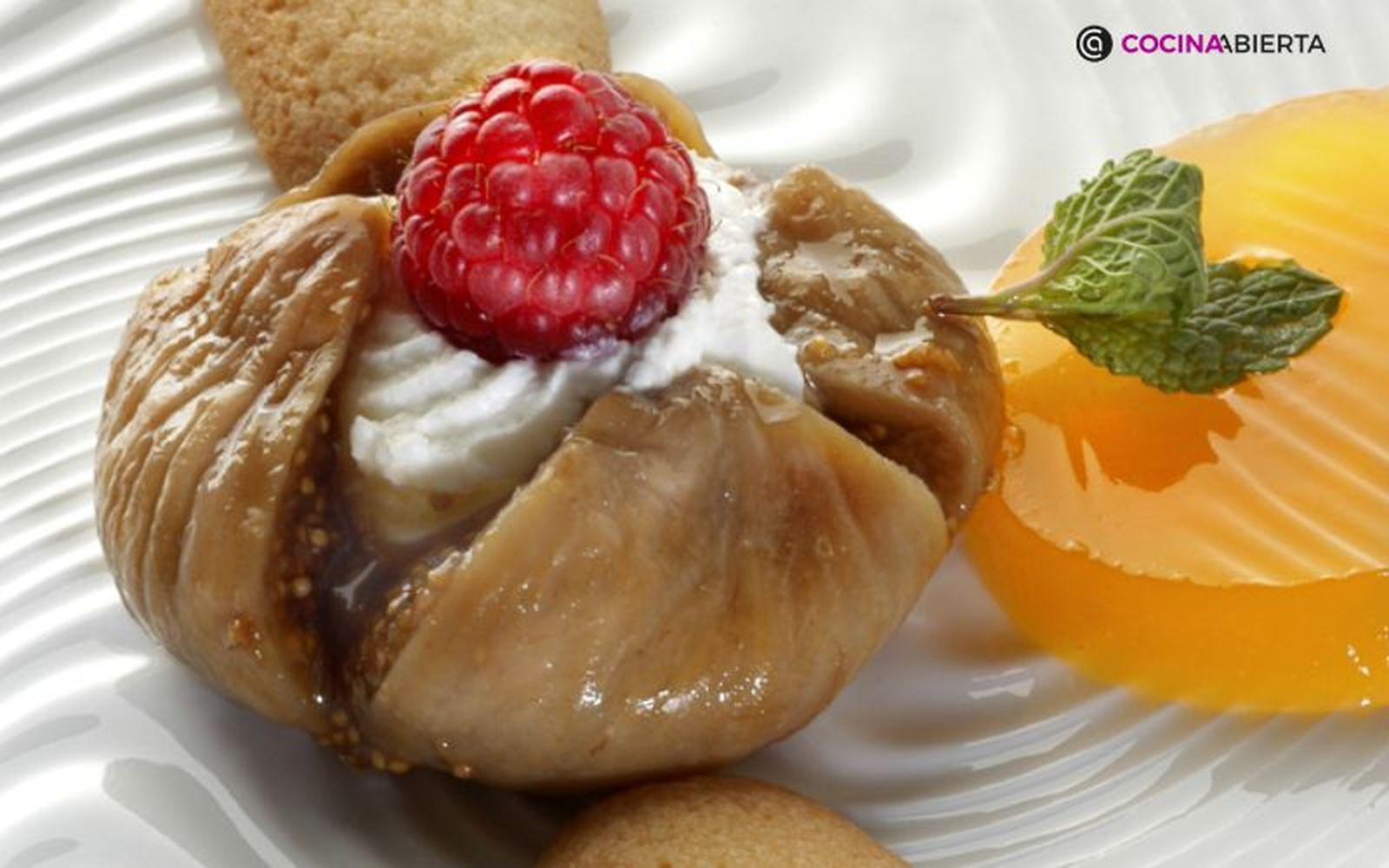 Higos con gelatina de mandarina y lenguas de gato