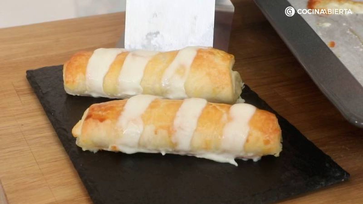 Sirve las napolitanas de hojaldre rellanas de jamón cocido y queso