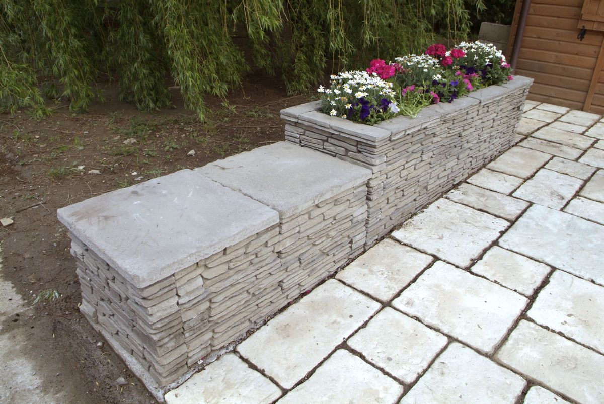 Banco con jardinera paso 15