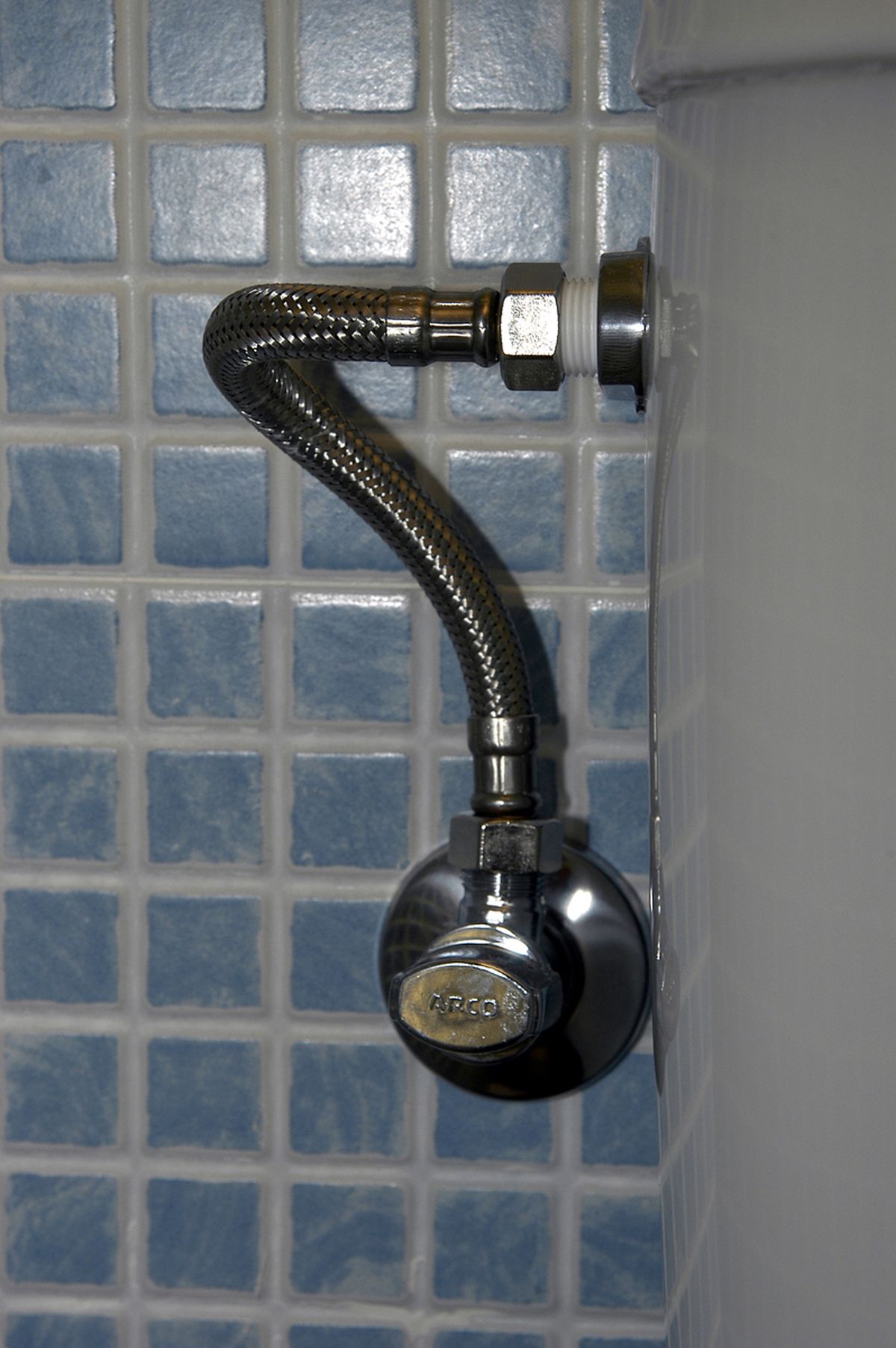 Instalar un inodoro paso 8