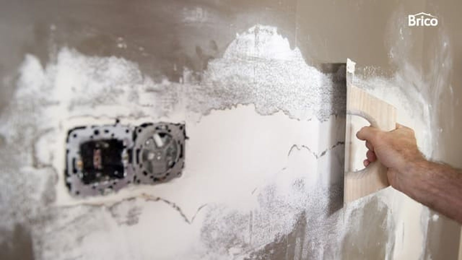 brico 0577 colgar tv pared sin que se vean los cables paso11
