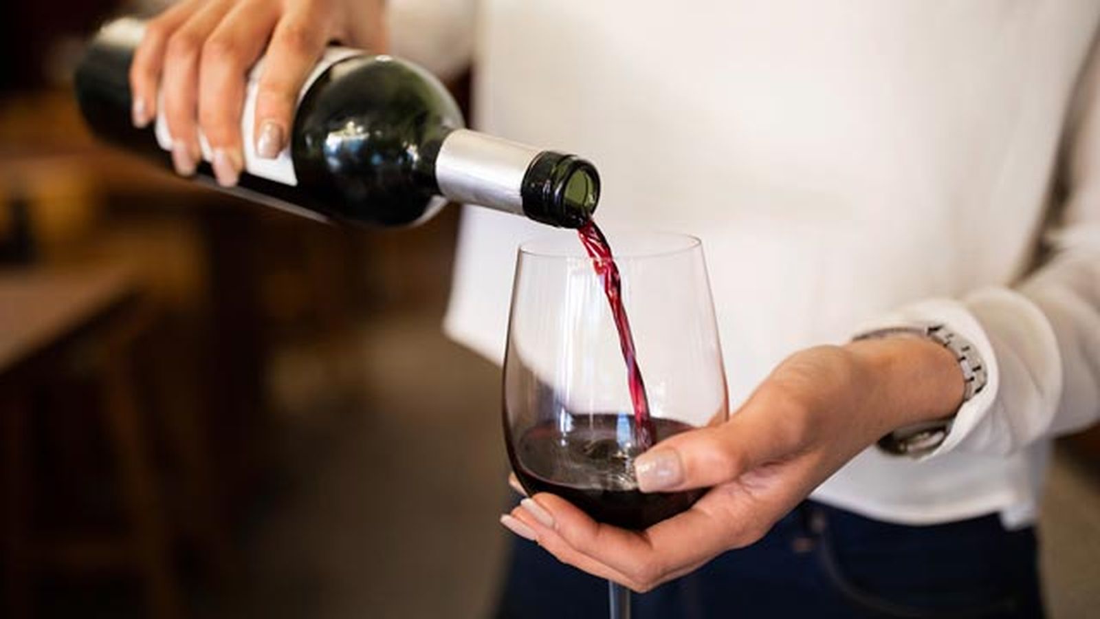 Cómo quitar manchas de vino en ropa