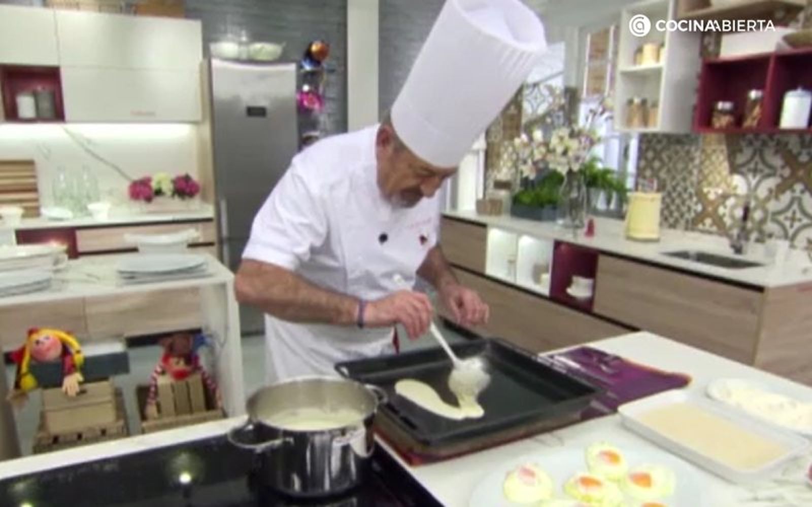 Echa una capa de bechamel en una bandeja de horno