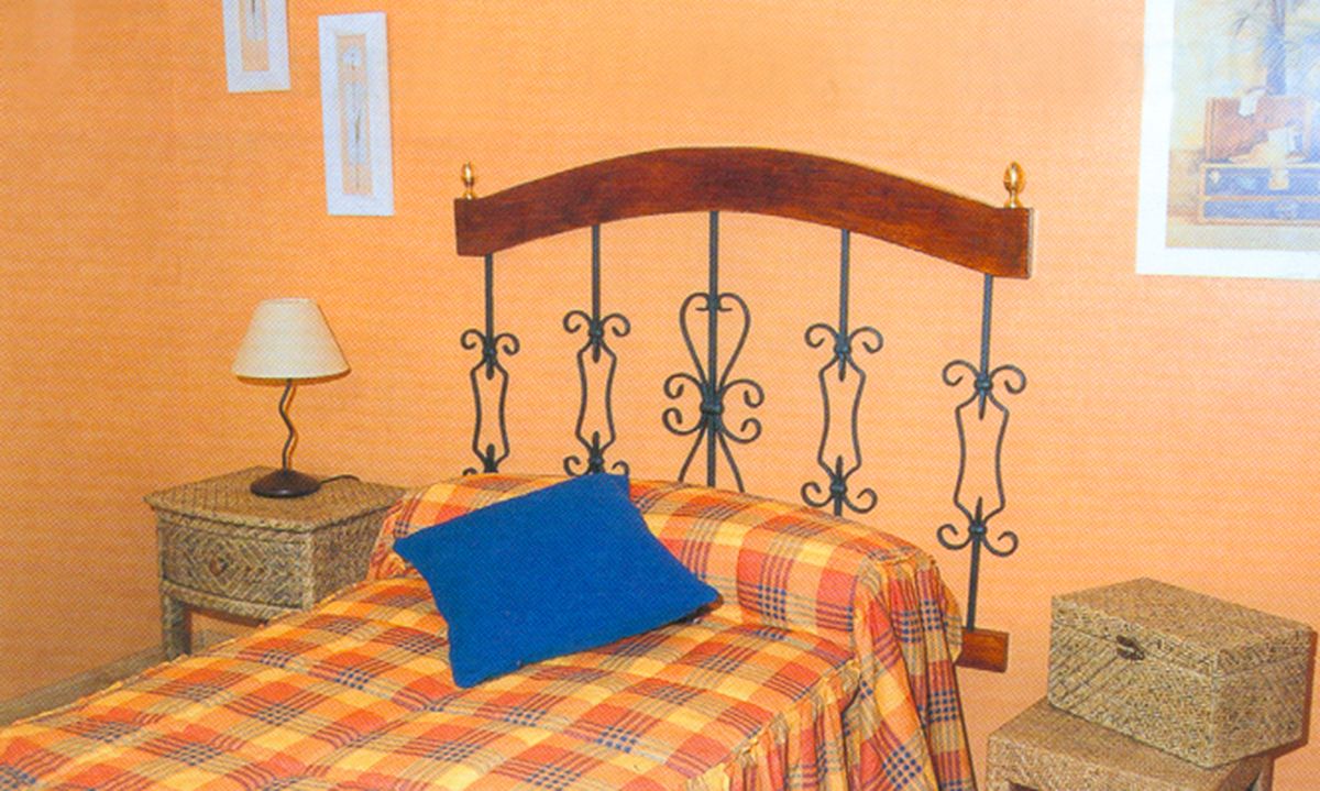 Cabecero de forja y madera
