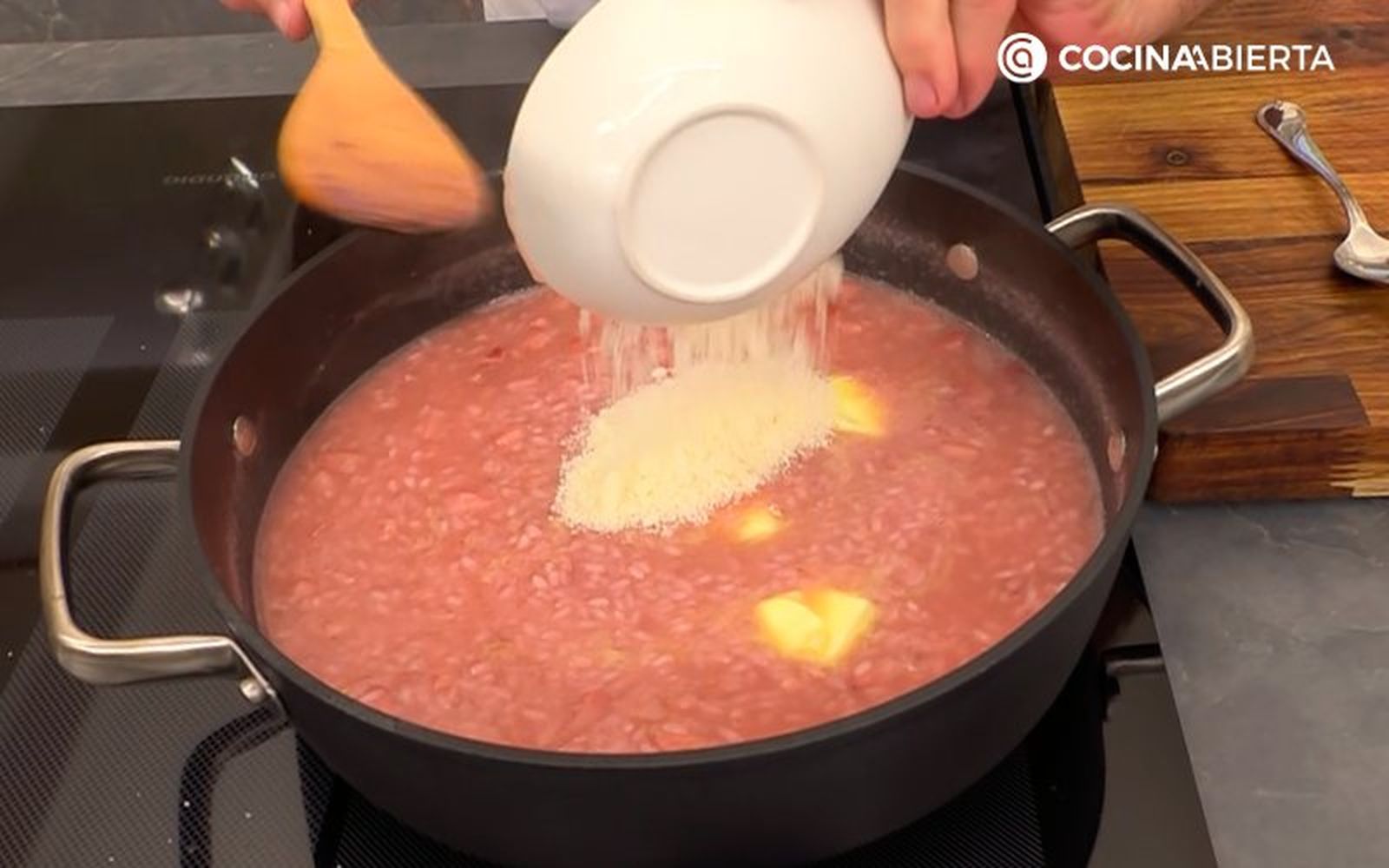 Mezcla bien hasta que todos los ingredientes se integren completamente