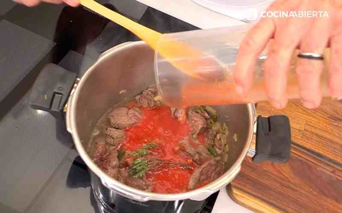 Vierte el puré de pimientos