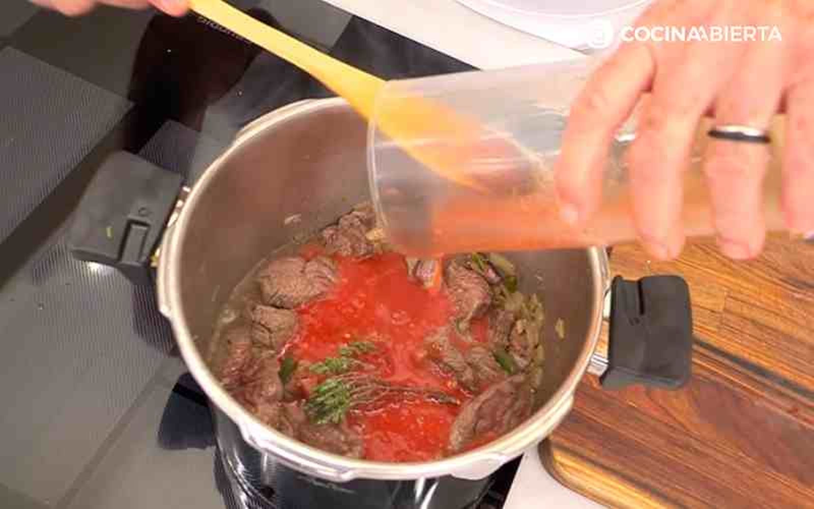 Vierte el puré de pimientos