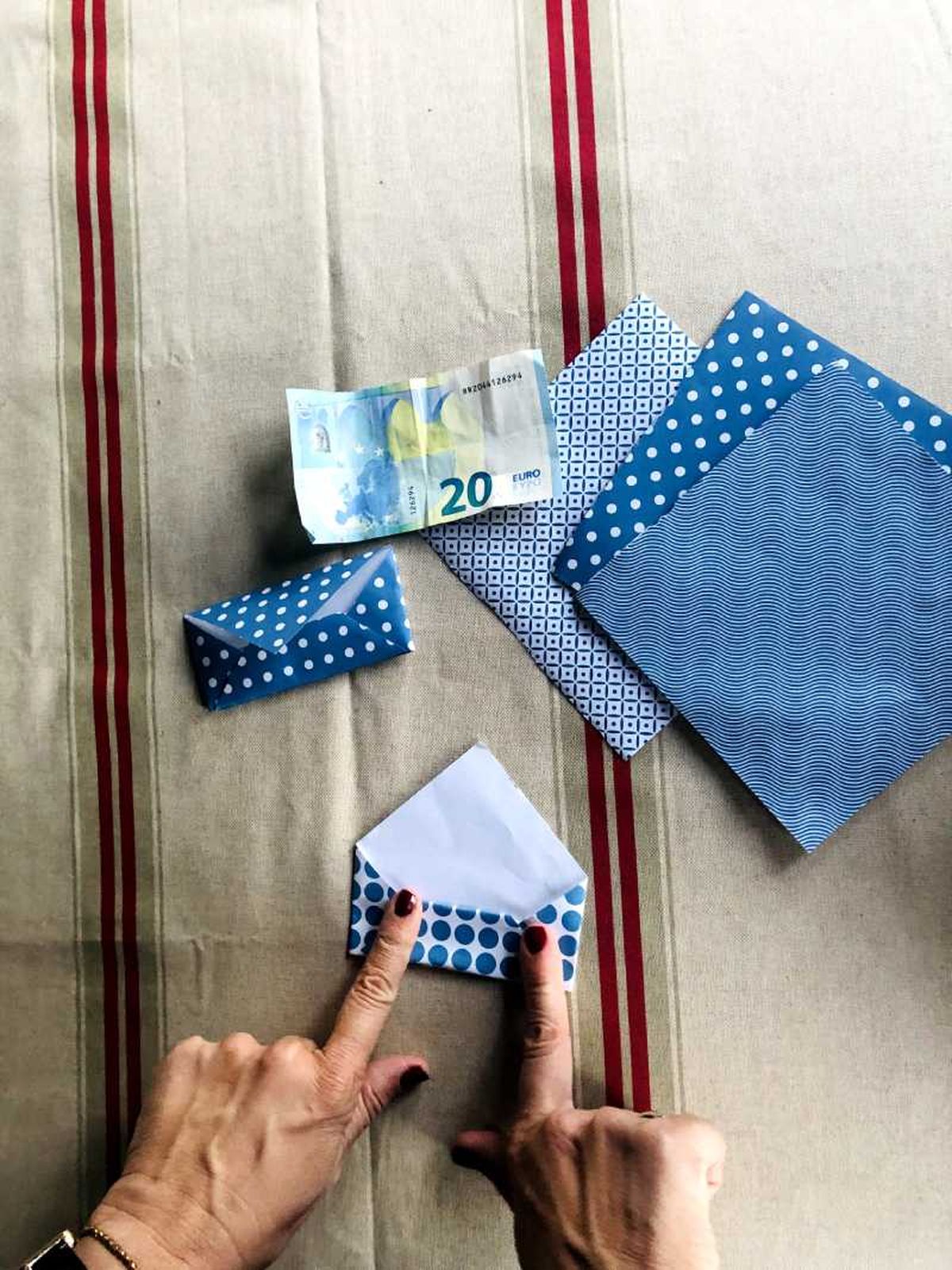 Sobre de papel geométrico.