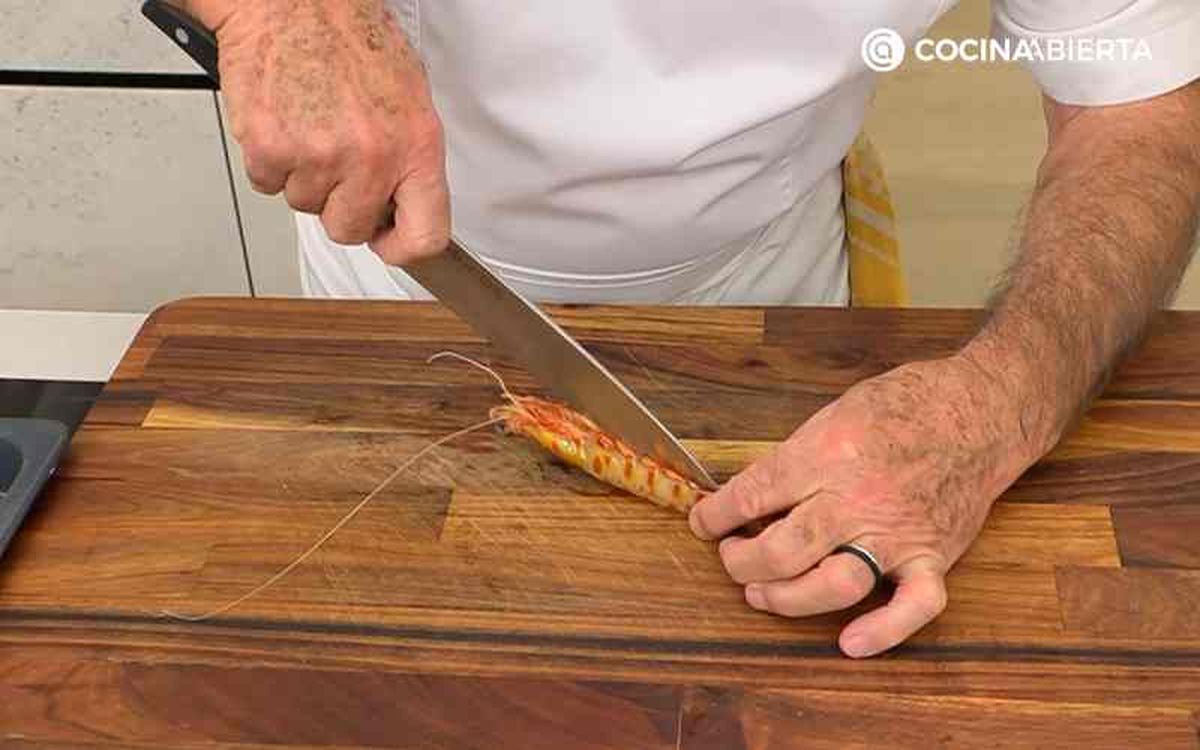 Corta los langostinos con un cuchillo