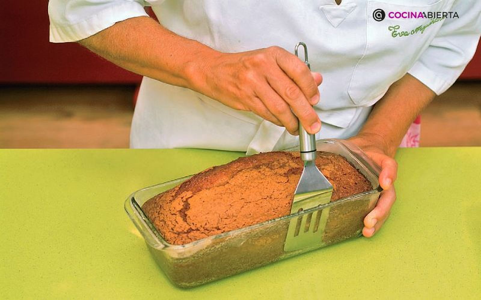 Pasa una espátula por los bordes del bizcocho para empezar a desmoldarlo