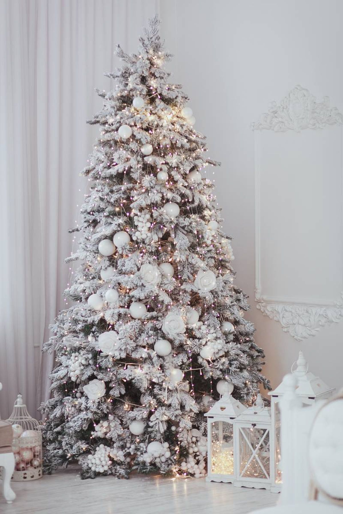 Árbol de Navidad con decoración en blanco.
