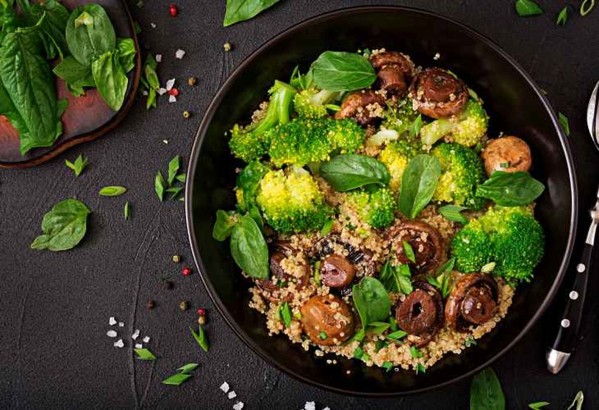 ensalada de champinones espinaca brocoli quinoa