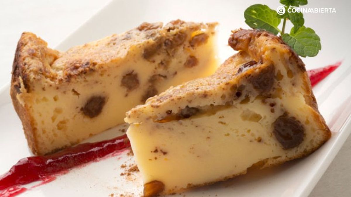 Bizcocho o pudin de yogur con pasas