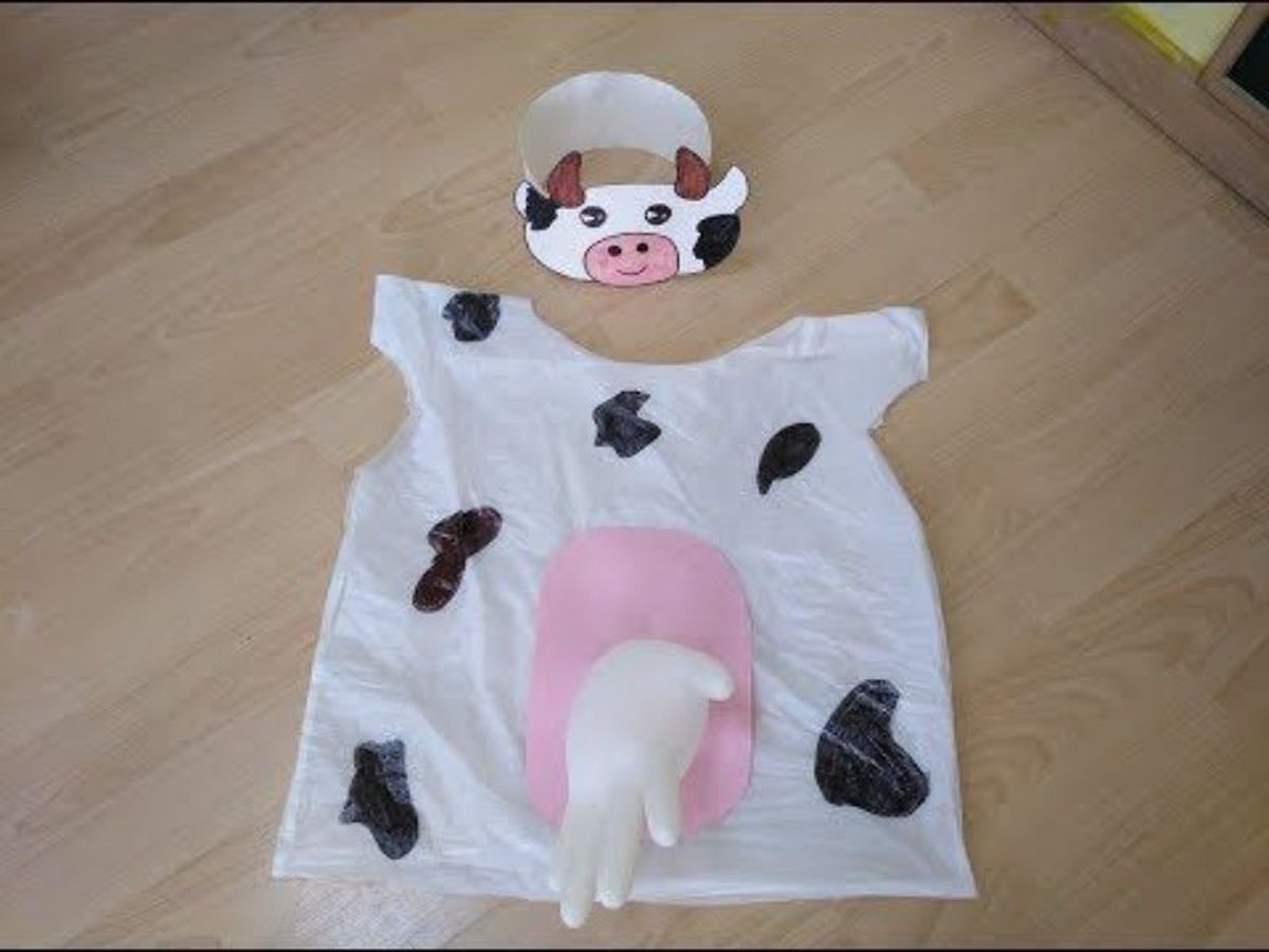 Disfraz de vaca utilizando una bolsa de basura