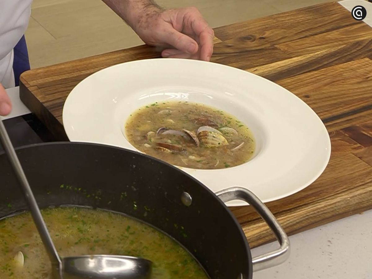 Sirve la sopa de pan y almejas