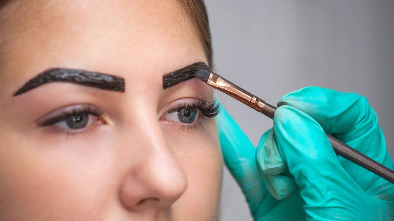 como tenir tus cejas con henna para un resultado profesional portada