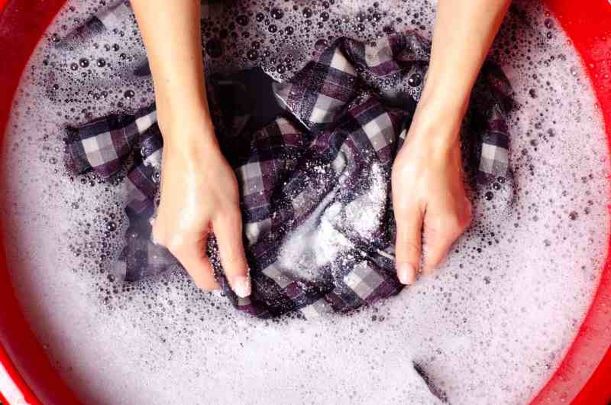 Trata la mancha de kétchup con bicarbonato antes de meterla en la lavadora