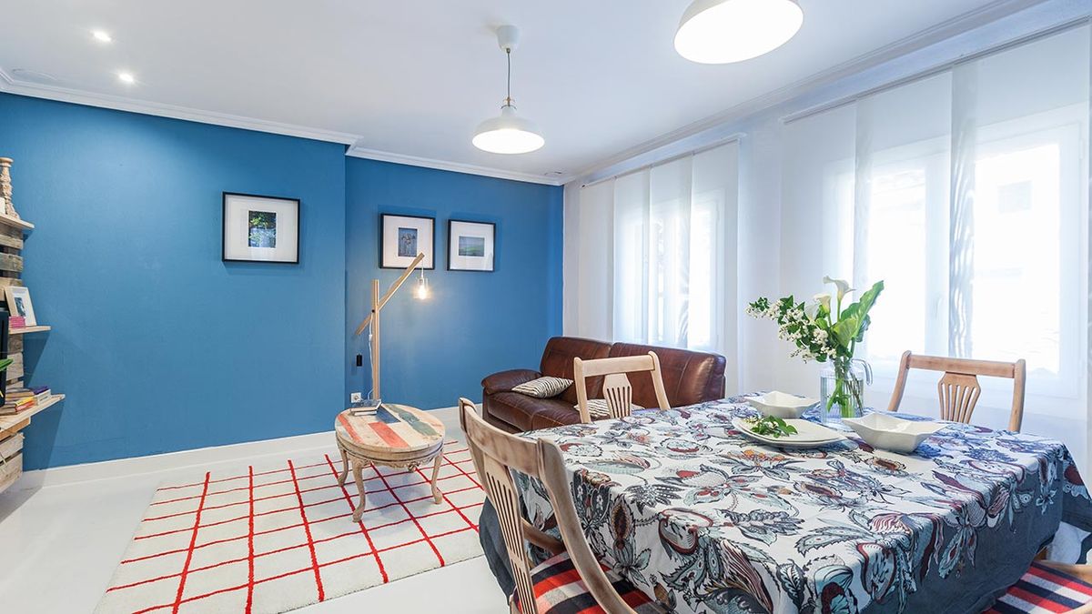 Deco739 Salón moderno con estantería de pales despues