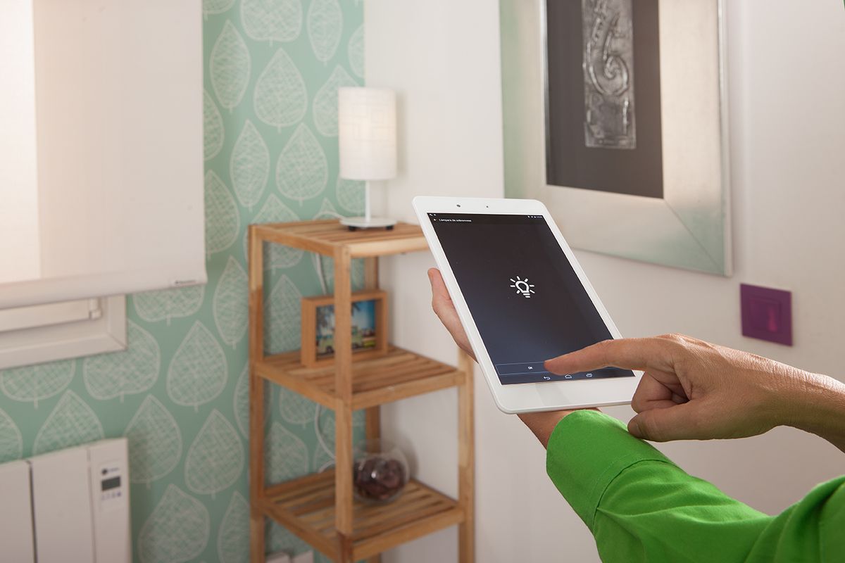 Cómo controla tus lámparas de mesa o de pie con un sistema domótico